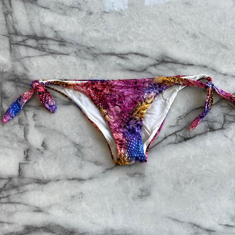 Chio multicolored bikini bottom in size medium. Great condition.low rise